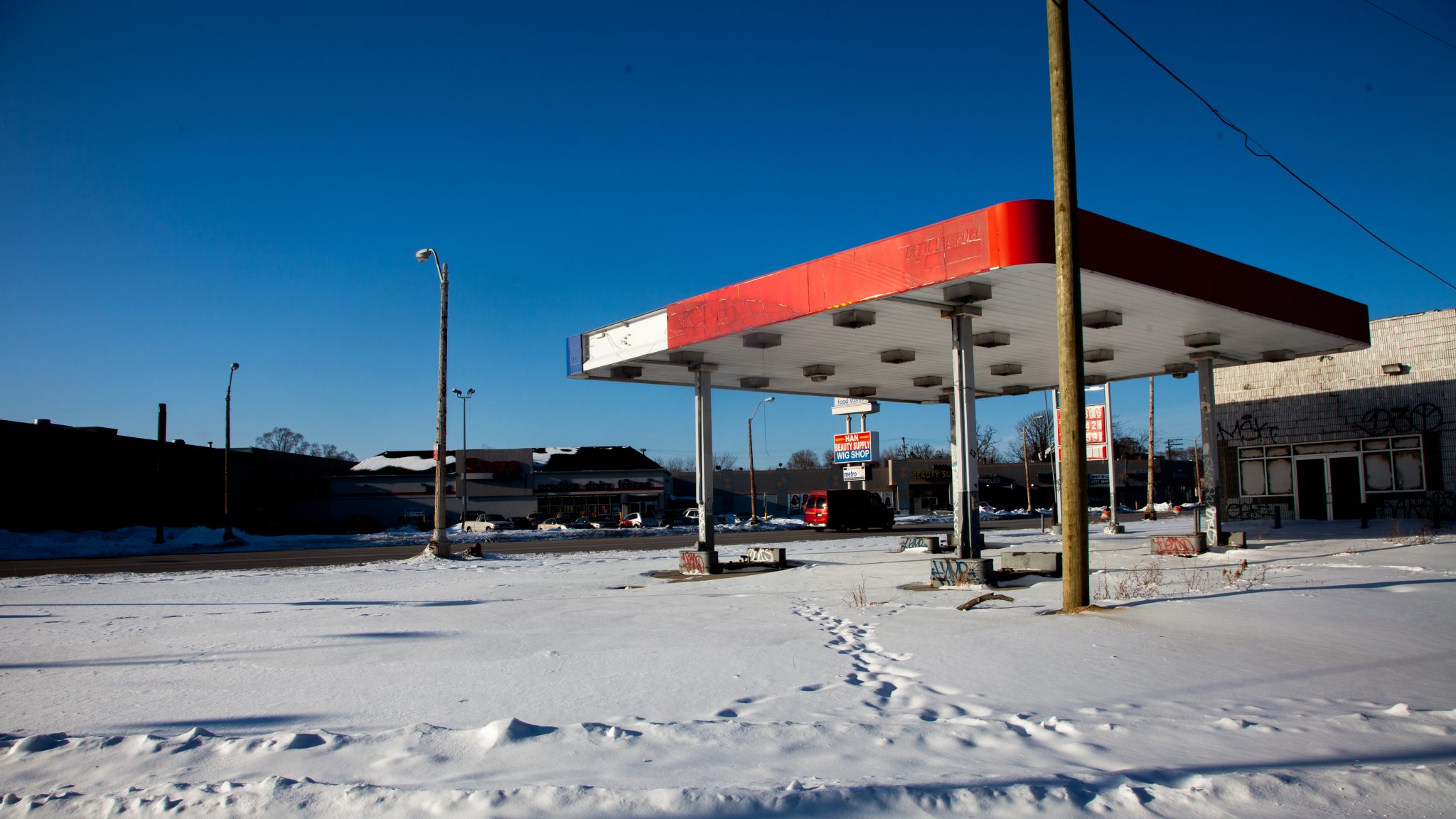 Abandoned_petrol_station_in_Detroit_16230663843-2048x1152